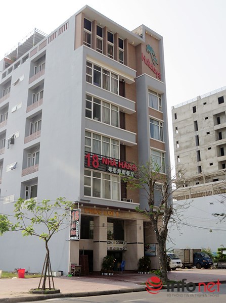 
Tại ngôi nhà cao tầng từng là khách sạn VNHolidays trên đường Tôn Đức Thắng chạy dọc ven biển Đà Nẵng... (Ảnh: HC)
