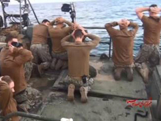 Cảnh 10 thủy thủ Mỹ bị Iran bắt giữ. Ảnh: ABC News