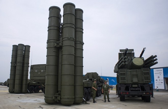 
S-400 được trang bị tên lửa phòng không tầm cao, tầm xa, có thể tiêu diệt mục tiêu ở độ cao tối đa trên 27.000m.
