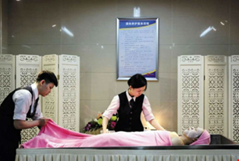 
Một nhà tang lễ tại Trung Quốc mở dịch vụ kỳ lạ: Làm đẹp, massage cho người chết. (Ảnh minh họa: SCMP)

