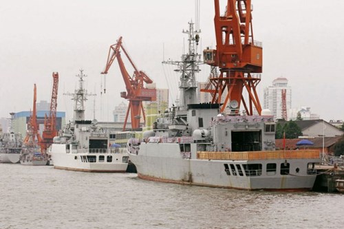 
Hai tàu hộ vệ tên lửa lớp Giang Vệ I Type 053H2G đang neo đậu ở xưởng đóng tàu tại Pudong, Thượng Hải. Chúng được cho là đã được cải tiến thành tàu hải cảnh.
