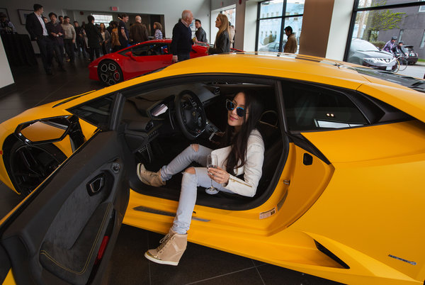
Một cô tiểu thư người Trung Quốc trong salon xe hơi Lamborghini.
