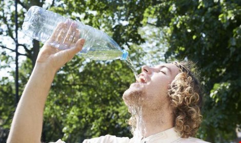 
Lượng nước mà mỗi người nên uống phụ thuộc vào tuổi tác, cân nặng, hoạt động thể chất của họ và thời tiết. (Nguồn: Express)
