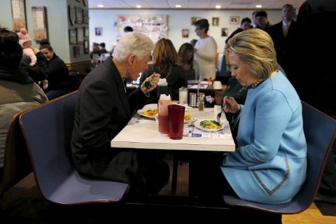 Cựu Ngoại trưởng Mỹ Hillary Clinton cùng chồng ăn bữa sáng tại nhà hàng Chez Vachon ở Manchester, New Hampshire.