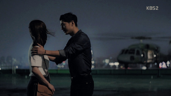 
Cảnh chia tay đầy cảm xúc giữa đại úy Yoo và bác sỹ Kang là tình tiết chỉ có trong phim
