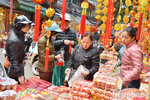 Tại phố Hàng Mã (Hà Nội), nhiều người dân tranh thủ mua bao lì xì, đồ trang trí,...