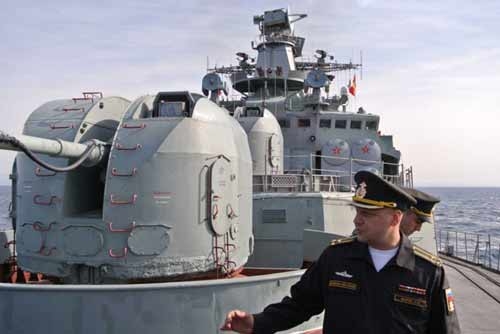 
Tàu của tôi đang hoạt động ở đông Địa Trung Hải để bảo vệ các tàu khác cũng như các tàu chở hàng và cung cấp dịch vụ tìm kiếm, cứu nạn trên biển trong trường hợp cần thiết, Đại úy Stanislav Varik, chỉ huy tàu Phó đô đốc Kulakov nói.
