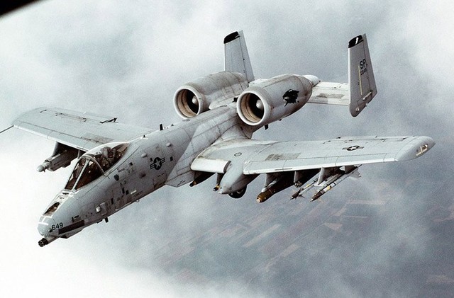 
A-10 còn nổi tiếng nhờ “sống dai”, nó vẫn có khả năng bay kể cả khi bị hư hỏng.
