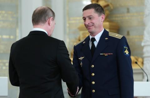 
Tổng thống Nga trao Huân chương Dũng cảm cho một quân nhân trở về từ Syria
