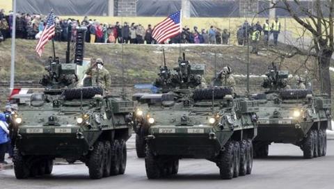 
Xe bọc thép Mỹ và NATO duyệt binh tại thị trấn Narva của Estonia
