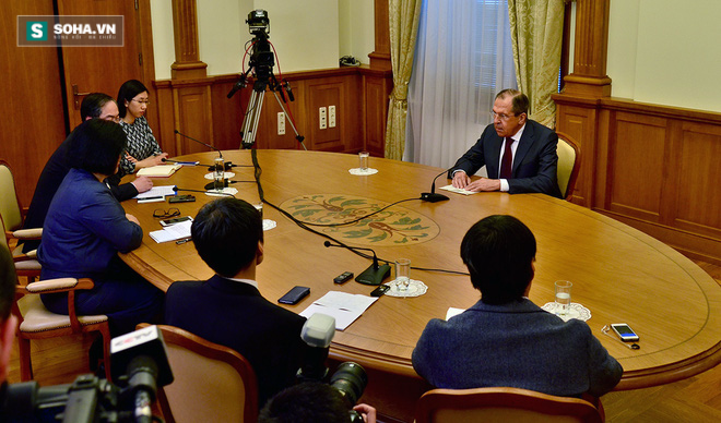 
Ngoại trưởng Nga Sergei Lavrov trả lời phỏng vấn báo chí Nhật Bản, Mông Cổ và Trung Quốc hôm 12/4, trước khi bắt đầu công du 3 nước này. (Ảnh: BNG Nga)
