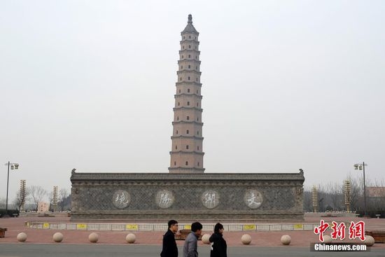 
Ngôi chùa tháp được ví von như Tháp nghiêng Pisa của Trung Quốc (ảnh: Chinanews.com)

