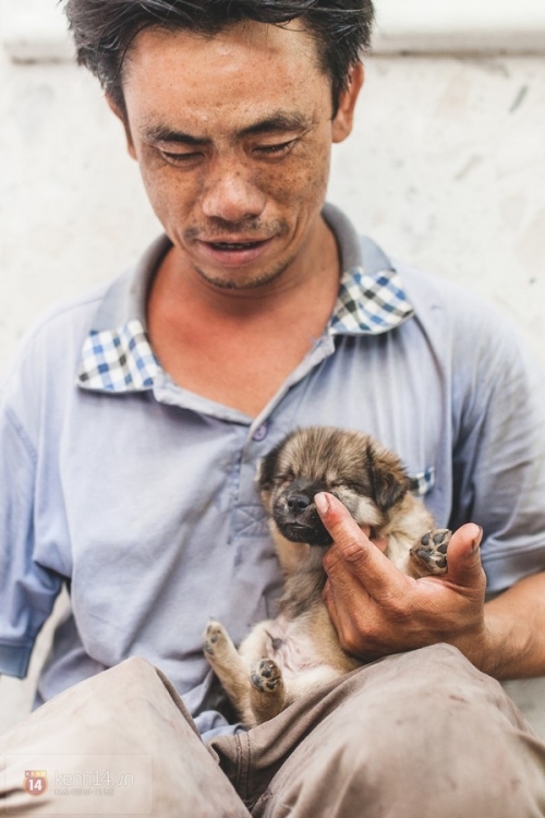 Anh đánh giày câm và chú chó mù cách đây vài tháng.