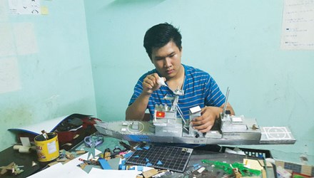 Học sinh Nguyễn Chí Thanh tranh thủ thời gian rảnh để thiết kế, lắp đặt mô hình khí tài quân sự.