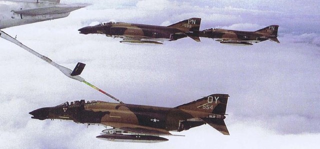 Một phi đội F-4 được tiếp nhiên liệu trên không trong chiến tranh Việt Nam