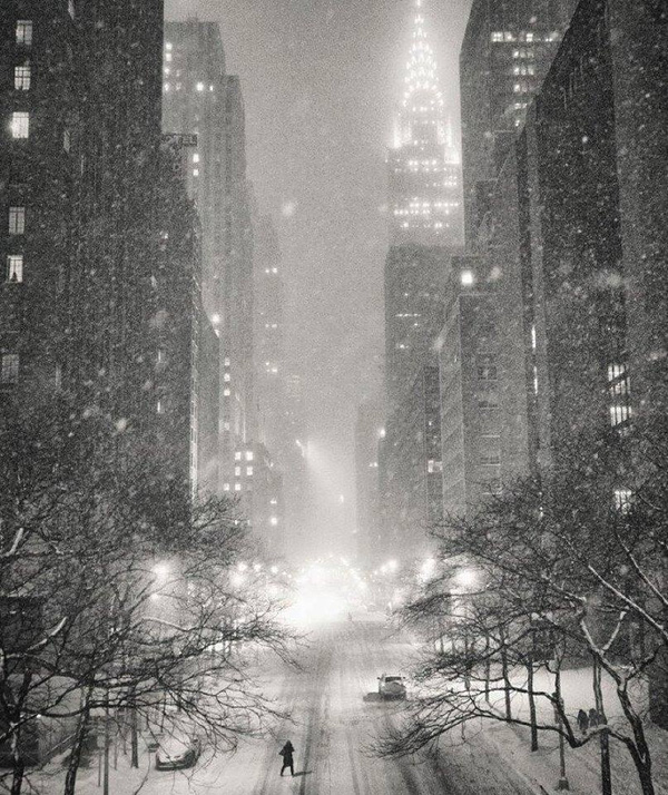 Khi tôi sống tại Manhattan trong những năm 1970, điều tuyệt nhất ở những trận mưa tuyết như thế này là sự tĩnh lặng., Susan F.Bragg, một người dùng Facebook tóc đã điểm bạc chia sẻ.