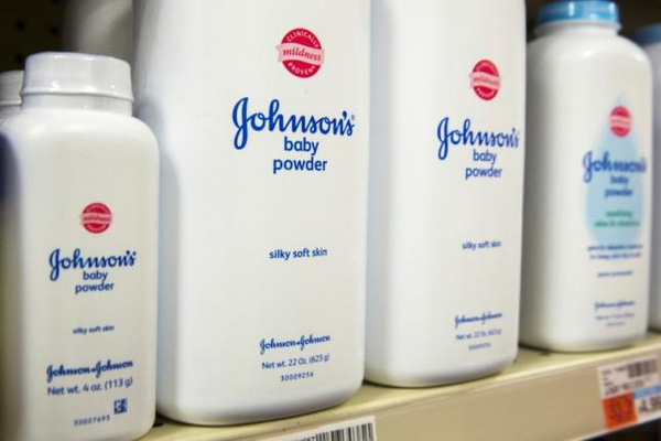 
Phấn rôm Johnson & Johnson đang đứng trước những cáo buộc về việc gây hại sức khỏe cho người tiêu dùng.

