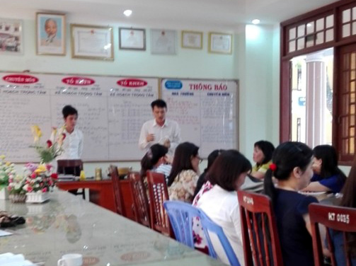 
Hai người của doanh nghiệp tiếp thị xoong, nồi tại buổi họp một trường THCS trên địa bàn TP Quảng Ngãi. Ảnh: Giáo viên cung cấp
