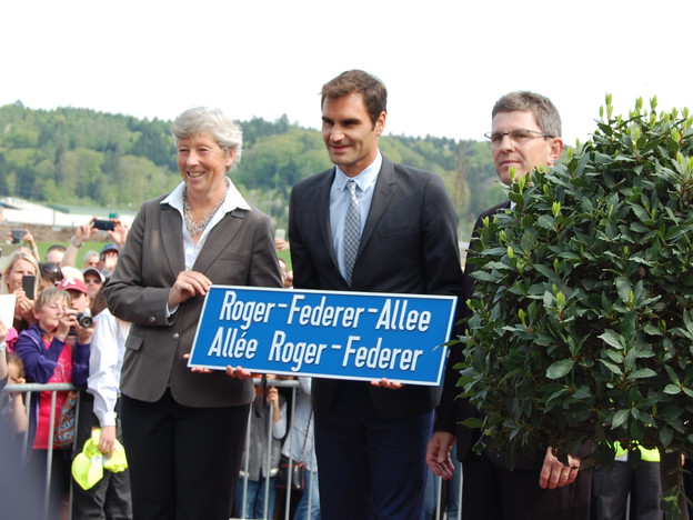 
Roger Federer cầm tấm biển con đường mang tên mình.
