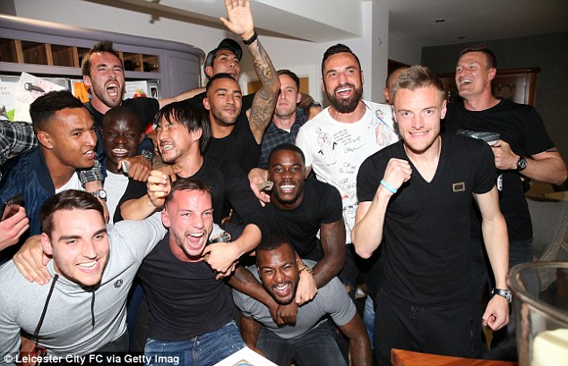 
Các cầu thủ Leicester City vui mừng khi biết đội nhà trở thành tân vương giải NHA.
