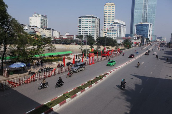 
Trận địa bắn pháo hoa tại hồ Ngọc Khánh luôn có xe cứu hỏa, xe cứu thương... túc trực (Ảnh: Dân Việt)
