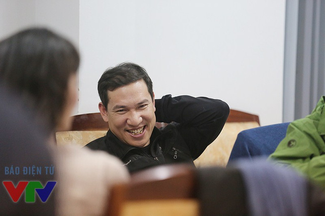
Quang Thắng rất vui vẻ khi ngồi theo dõi phần tập của các đồng nghiệp.
