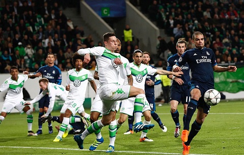 
Wolfsburg đã chấp nhận nhường bóng cho đội khách và đóng vai một chú cừu non.
