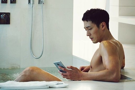 
Cảnh nhân vật của So Ji Sub vừa đi vừa cởi đồ trong Oh my Venus đã khiến các fan nữ kêu gào thảm thiết. Mặc dù anh chỉ nằm thư giãn trong bồn tắm, chứ không phải tắm vòi hoa sen, nhưng nó cũng vẫn giúp nam diễn viên này phô diễn được thân hình sáu múi tuyệt đẹp của mình.
