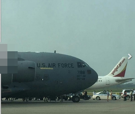 
Chim sắt khổng lồ này là máy bay vận tải siêu hạng C-17 Globemaster III, chuyên phục vụ Tổng thống Mỹ.

Được biết, trong tháng 5, Tổng thống Mỹ sẽ có chuyến thăm chính thức Việt Nam. Chiếc Boeing C-17 xuất hiện ở sân bay Nội Bài có lẽ là người tiềm trạm để chuẩn bị cho chuyến thăm.
