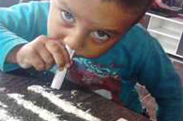 
Bức ảnh cậu bé hít cocain gây sốc trên Facebook.
