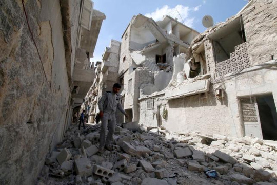 Khu phố Al-Maysar ở Aleppo do phiến quân kiểm soát bị dội bom hôm 11-4. Ảnh: Reuters