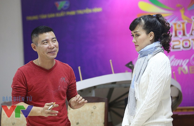 
NSƯT Công Lý và nghệ sĩ Vân Dung trong một buổi tập Táo quân 2016.
