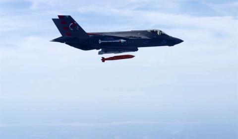 
Tiêm kích F-35C lần đầu phóng thành công JSOW
