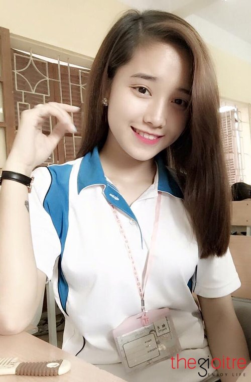 Bùi Thị Ngọc Anh sinh năm 1998, ở Hải Dương, là một gương mặt khá nổi của trường THPT Nguyễn Bỉnh Khiêm.