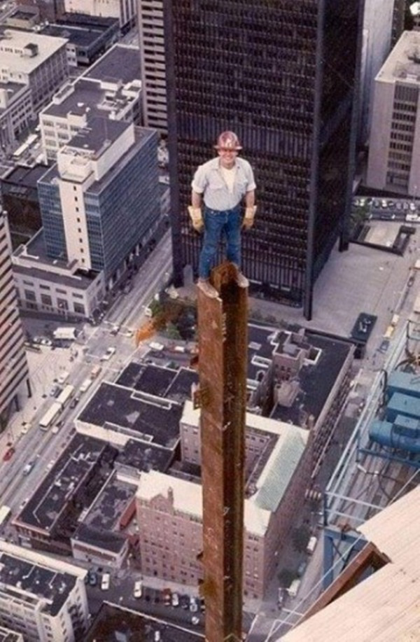
1. Bức ảnh được chụp trong thời gian xây dựng tòa nhà Columbia ở Seattle, bang Washington, Mỹ. Nhiều người tự hỏi không biết bằng cách nào anh công nhân có thể đứng vững trên cột sắt ở độ cao như vậy mà không cần bám vào vật nào.
