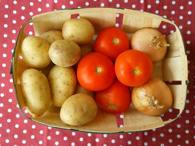 
Dùng cà chua và khoai tây cùng lúc sẽ làm khó tiêu, rất dễ dẫn đến đau bụng.
