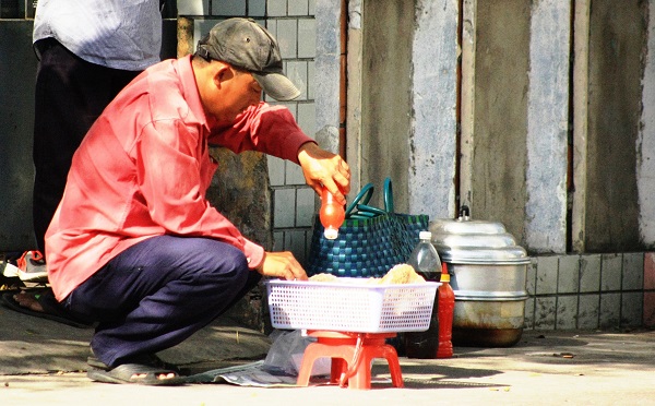 
Chuối luộc, khoai lang phong cách “trần trụi” bán ngay trước cổng gửi xe Bệnh viện Nhi đồng 2 TPHCM. Ảnh: K.Q 
