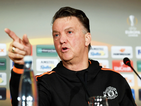 
HLV Louis van Gaal tỏ ra rất bức xúc vì cho rằng giới truyền thông đã đối xử cay nghiệt với Man United hơn là với kình địch láng giềng Man City.
