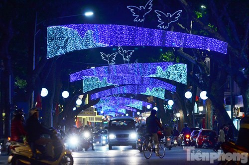 
Trên các tuyến phố như Hàng Khay, Bà Triệu, Điện Biên Phủ, Phùng Hưng, Tràng Tiền,... được trang hoàng bằng hàng vạn bóng đèn màu lung linh.
