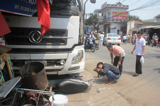 Chiếc xe tải mắc kẹt vào nhà dân, nuốt luôn chiếc xe máy