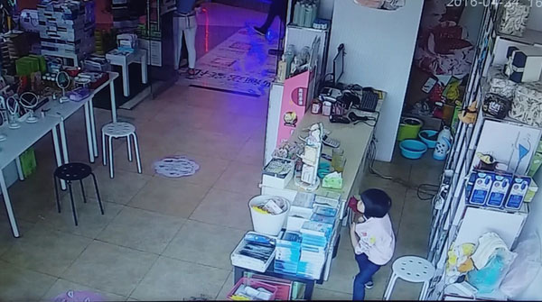 
Camera ghi lại cảnh bé gái tầm 4,5 tuổi trộm iPhone 6 ngay tại cửa hàng.
