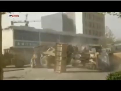
Cảnh hỗn chiến của các xe chở đất được cắt từ video.
