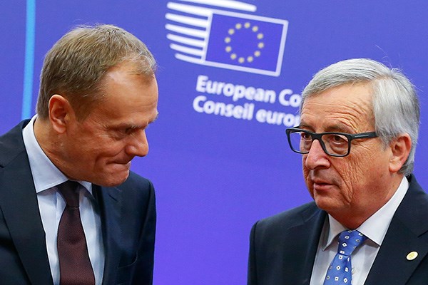 Donald Tusk và Jean-Claude Juncker (bên phải).