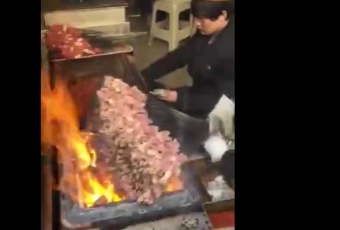 
Nhân viên một quán nhậu ở Trung Quốc có thể nướng 300 xiên thịt cừu một lúc mà vẫn chín mềm và ngon.
