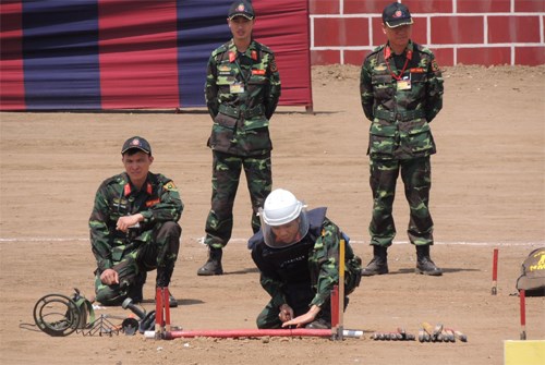 
Các thành viên đoàn Việt Nam trong một tình huống diễn tập.

