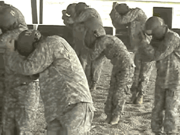 
Lính dù Mỹ là những người thường xuyên phải nhảy dù để chiến đấu. Do đó, học để tiếp đất mà không gãy xương là một kỹ năng rất quan trọng đối với họ. Quá trình huấn luyện diễn ra tại trại đào tạo lính dù ở Fort Benning, bang Georgia.
