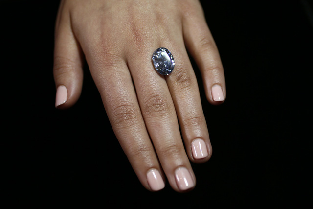 Viên kim cương xanh hình bầu dục được giới thiệu tại sàn đấu giá Sothebys tại London hôm 15/3 vừa qua