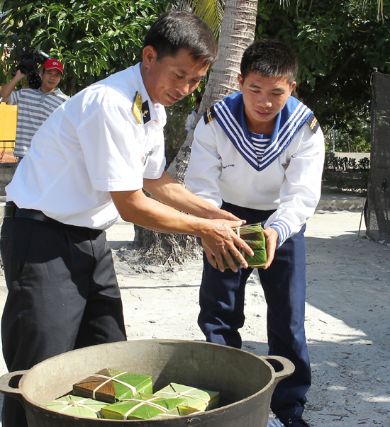 
Bánh chưng gói bằng lá phong ba tuy không xanh như lá dong, nhưng có mùi thơm dịu hòa lẫn mùi gạo nếp.
