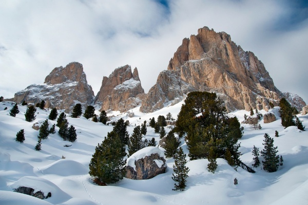 
Dolomites là một dãy núi nằm ở phía đông bắc Italy. Đồng thời, nó cũng là một phần của dãy núi đá vôi Nam Alps. Nơi này bao gồm một công viên quốc gia cùng nhiều công viên thiên nhiên khác và đã được UNESSCO công nhận là Di sản thế giới vào năm 2009.
