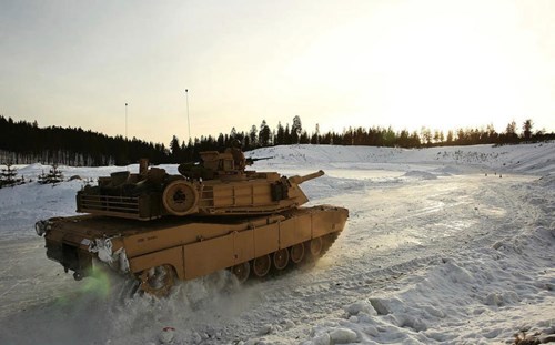 Tăng chủ lực M1A1 thị uy sức mạnh gần biên giới Nga